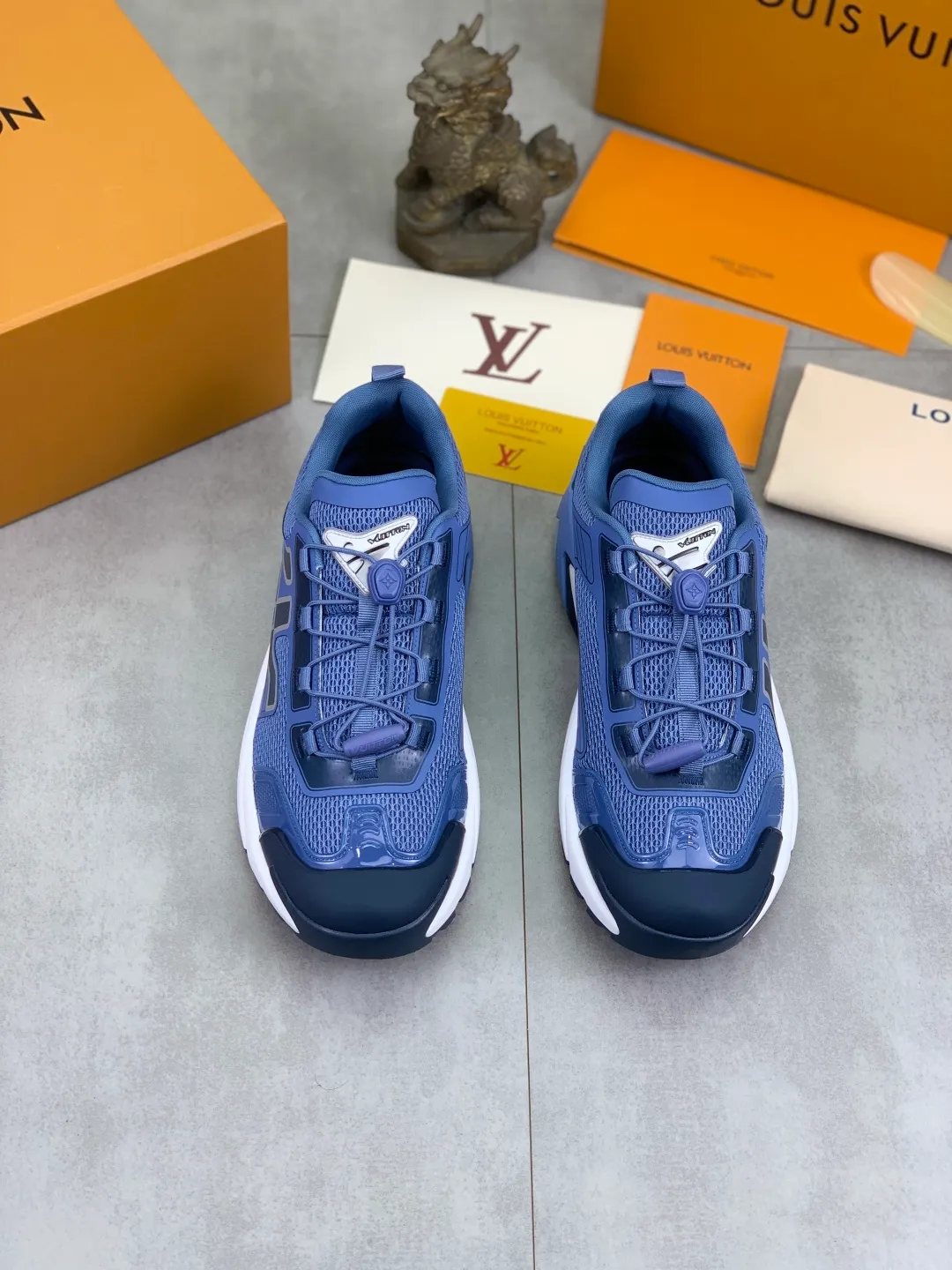 Men's Men's Shoes💰P740 New High Version LV Louis Vuitton L Jialu Brand Runner Tatic Series Thick Sole Casual Sports Shoes Running Shoes Original Purchase Development Production This LV Runner Tatic sports shoe combines technical materials such as mesh fabric and ribbons to interpret the inspiration of traditional mountaineering shoes. LV letters are written on one side, the lariat buckle of the quick lacing system is embellished with Monogram flowers and Louis Vuitton logos, and the light and wear-resistant rubber outsole completes the whole package. The delivery counter is beautifully packaged🛍📦 ▪️Fabrics: Original imported custom technical fabric + mesh ▪️Inner lining: Original customized breathable mesh ▪️Sole: Original open-molded anti-slip rubber combination material ▪️Sole thickness: 4CM ▪️Size: Men's 39-44 (38 45 (customized)